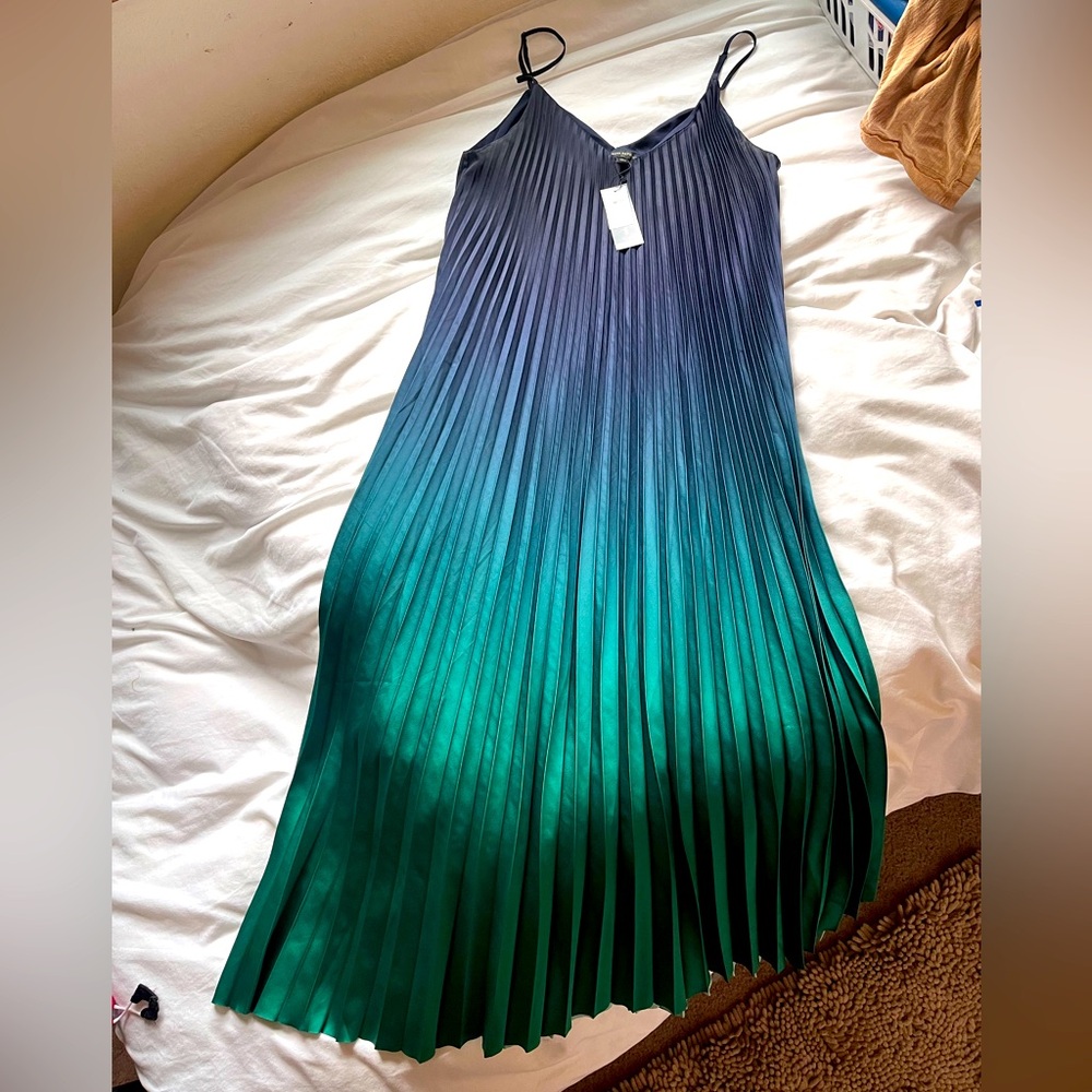 Banana republic pleated dress BNWT medium
